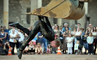 Spectacle : Philippe Priasso révèle toute la grâce d'une pelleteuse - Batiweb